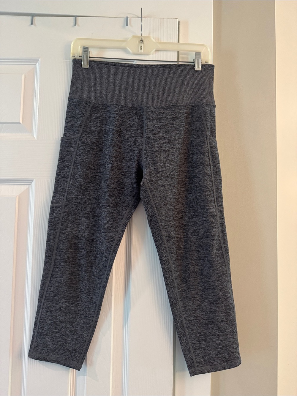 Kirkland Signature Women’s Heather Charcoal Capri Leggings